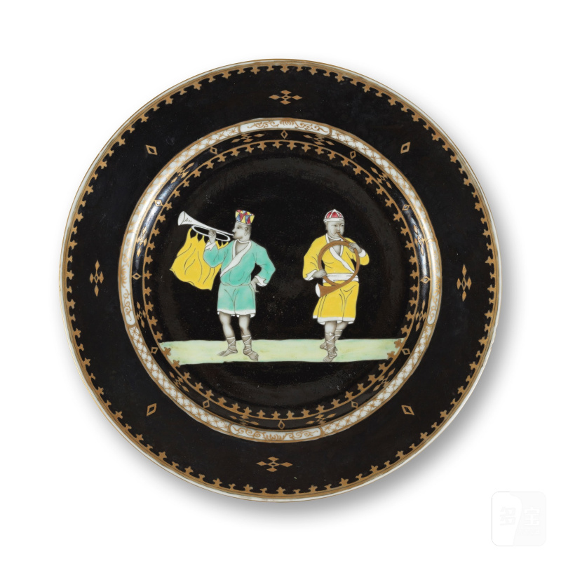 清乾隆 約1745年 墨地樂人圖盤 | RARE ASSIETTE EN PORCELAINE ÉMAILLÉE NOIRE